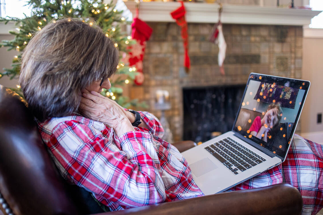 Weihnachten digital, ohne Familie und körperliche Nähe? Das könnte sich im Jahr der Pandemie durchaus bewahrheiten.  / Foto: Getty Images/adamkaz