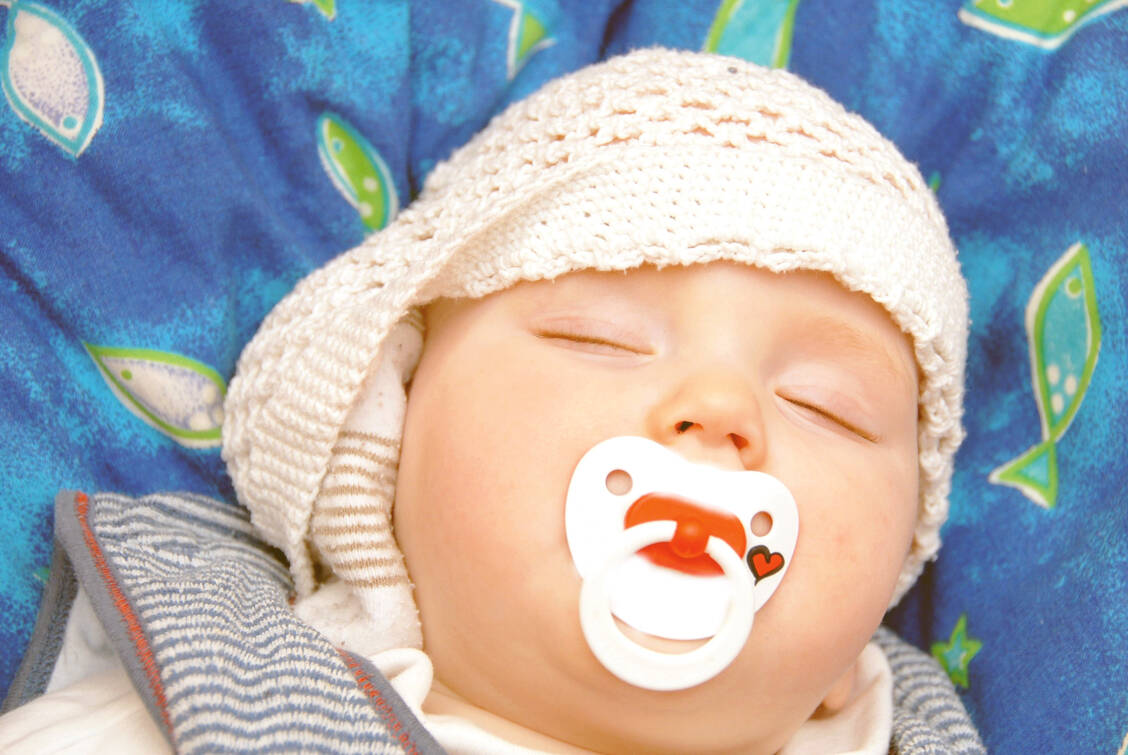Eltern sollten ihr fieberndes Baby genau beobachten und nach spätestens 24 Stunden einen Kinderarzt aufsuchen, wenn die Temperatur nicht von alleine sinkt. / Foto: Fotolia/lisalucia