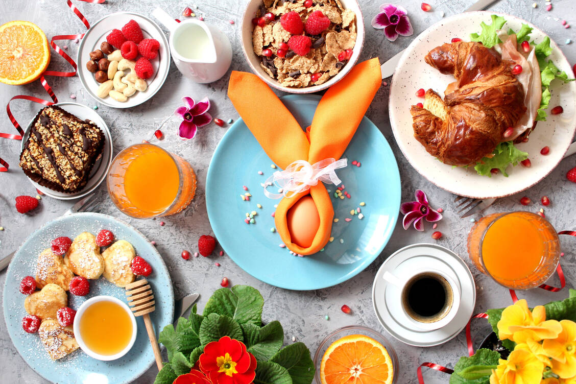 Festtage wie Ostern locken häufig mit besonders leckerem Speisen und Getränken.  / Foto: Adobe Stock/Ale02