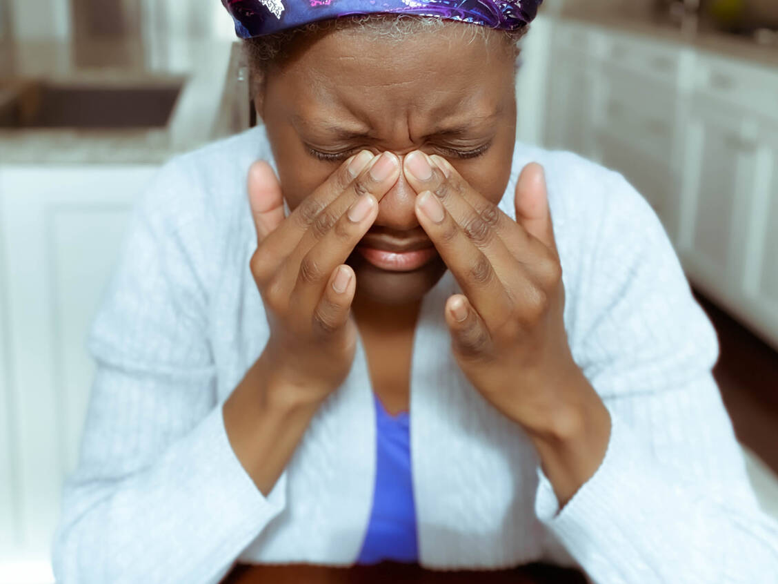 Bei angeblichen Nebenhöhlen-Kopfschmerzen sind Antibiotika die falsche Wahl. Die Ursachen der Schmerzen liegen meist ganz woanders.  / Foto: Getty Images/Grace Cary
