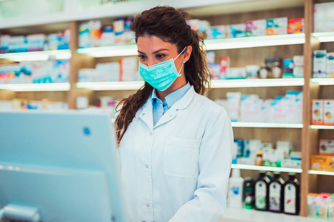 Was ändert sich für Apothekenangestellte bezüglich Tests, Quarantäne und Verdienstausfall? Die Apothekengewerkschaft Adexa erklärt die neuen Corona-Regelungen. / Foto: Shutterstock/hedgehog94