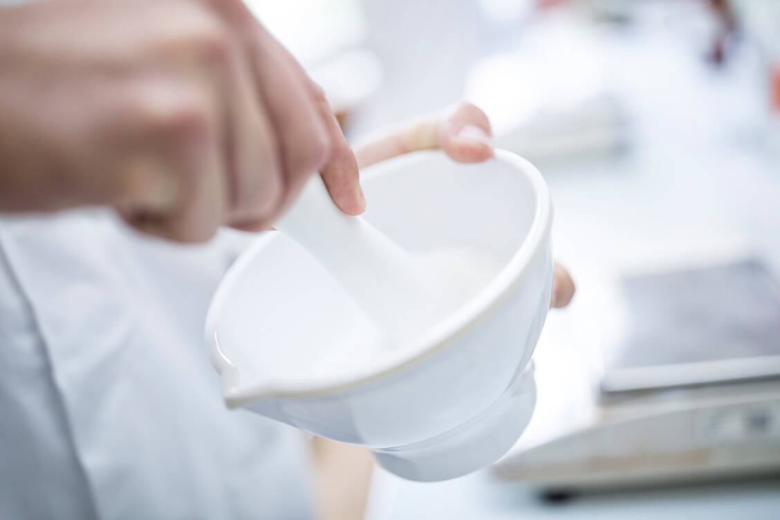 Vor Herstellung einer Creme ist zu prüfen, ob ihr pH-Wert im rezeptierbaren Bereich liegt. / © Getty Images/Westend61