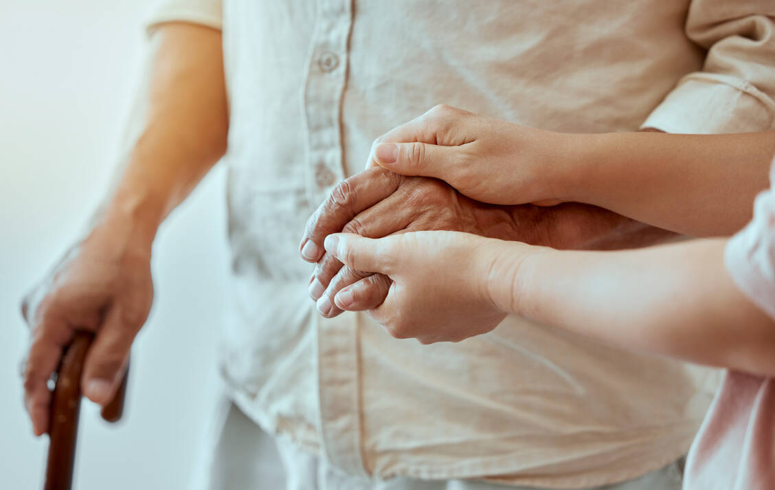 Nach einem Schlaganfall benötigt die betroffene Person oft Unterstützung – hier springen meist die Angehörigen ein. / © Getty Images/PeopleImages