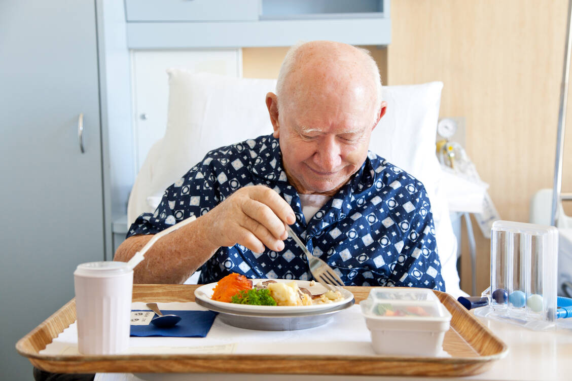 Experten zufolge kann eine gezielte Ernährungstherapie die Heilungs- und auch Überlebenschancen eines kranken Menschen wesentlich steigern. / Foto: Getty Images/pamspix