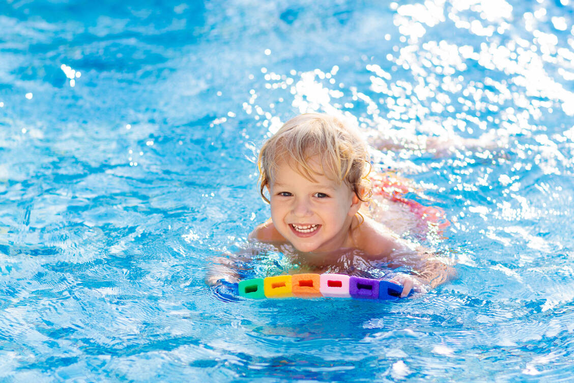 Früh schwimmen zu lernen schützt am besten vor Ertrinkungsunfällen. / Foto: Adobe Stock/famveldman