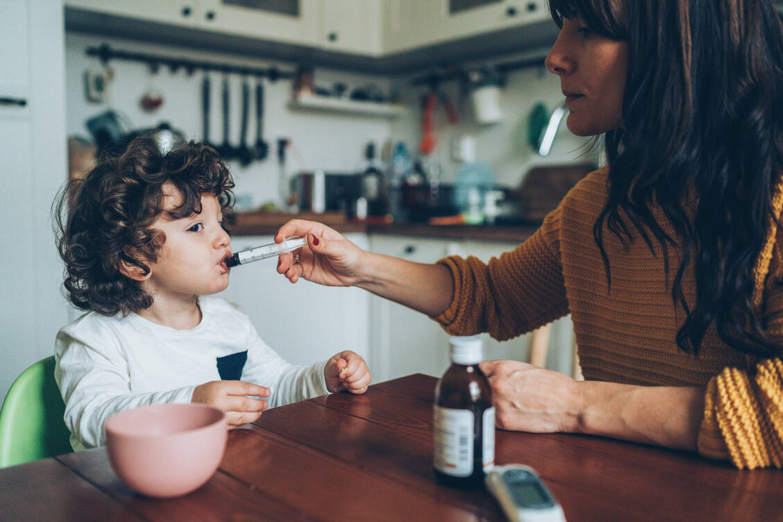Die bei Fieber oft verordneten Säfte mit Paracetamol oder Ibuprofen sind aktuell nur schwer zu bekommen. (Symbolbild) / Foto: Getty Images/filadendron