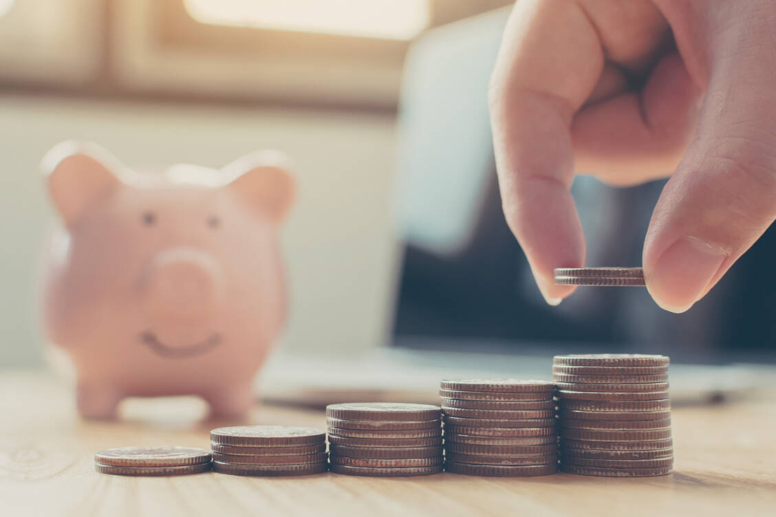 Durch die auferlegten Sparmaßnahmen müssen Apotheken laut ABDA-Berechnungen mit einer Belastung von rund 120 Millionen Euro pro Jahr rechnen. / Foto: Adobe Stock/Monster Ztudio