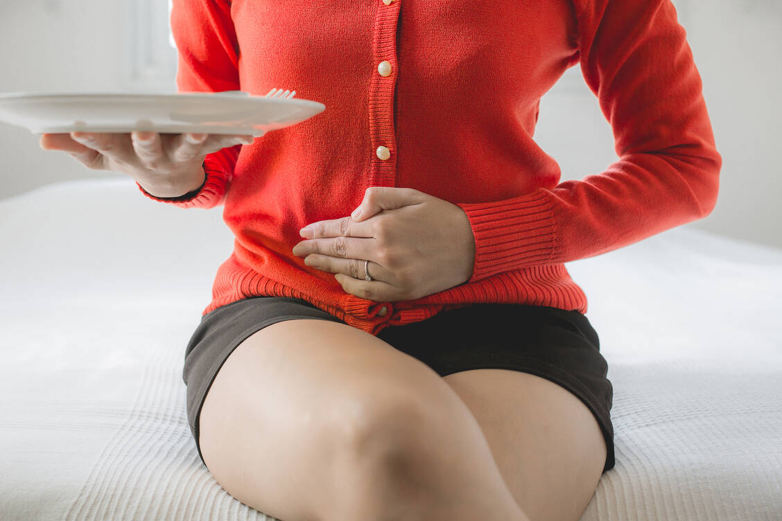 Die typisch westliche Ernährung mit viel Weißmehl, rotem Fleisch und Softdrinks hat negativen Einfluss auf das Mikrobiom. Dieses wiederum steht im Verdacht, Krankheiten auslösen zu können. / Foto: Adobe Stock/gballgiggs