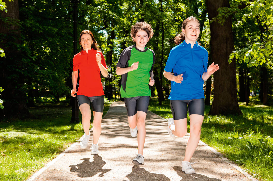 Bei Viel-Läufern und Wiedereinsteigern kann die Achillessehne streiken. Sie entzündet sich und braucht dann zunächst Schonung. / Foto: Fotolia/Jacek Chabraszewski