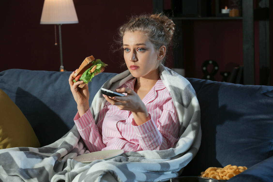 Spätes Abendessen und Knabbern vor dem Fernseher entspricht nicht dem biologischen Rhythmus. / Foto: Adobe Stock/Pixel-Shot