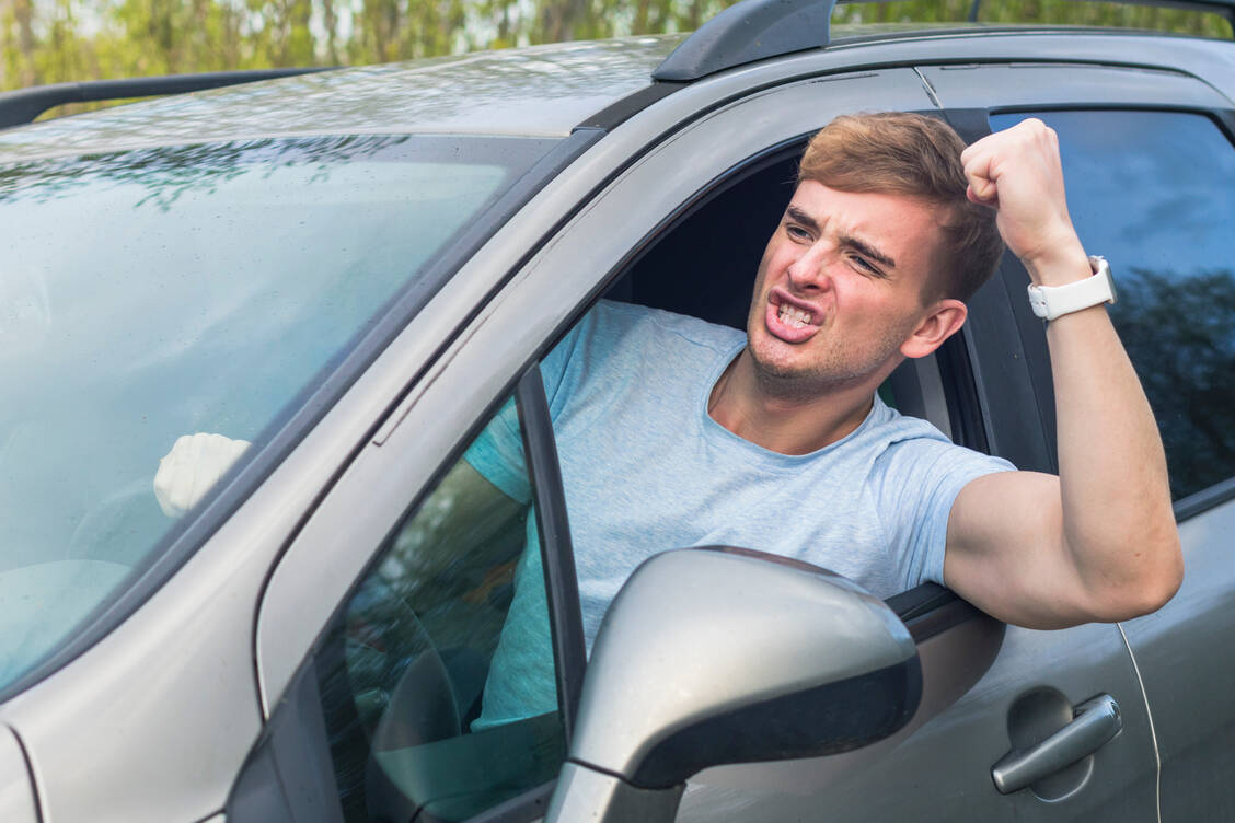 Typisch Mann? Männer neigen dazu, Gefühle zu externalisieren, also nach außen zu tragen. In Stresssituationen reagieren sie eher gereizt, laut und aggressiv. / © Adobe Stock/Evgeny Shemyakin