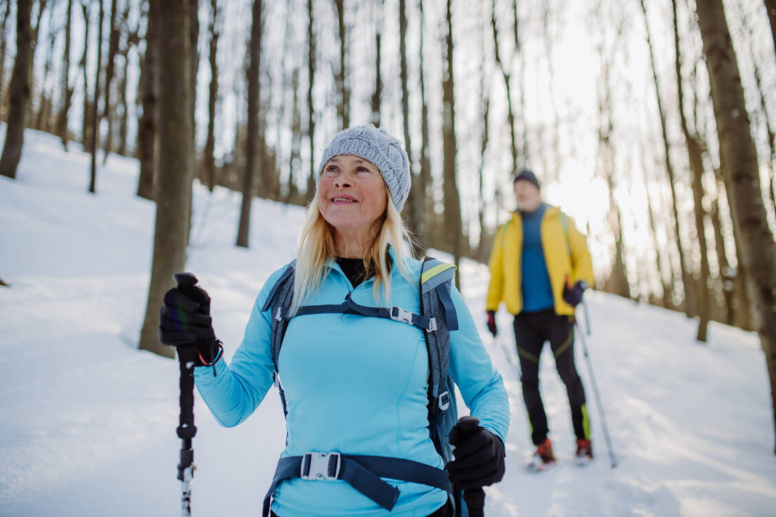 Frische Luft tut gut – bei Kälte sollten Menschen mit Diabetes jedoch ihre Blutzuckerwerte besonders im Blick behalten. / © Getty Images/Halfpoint Images