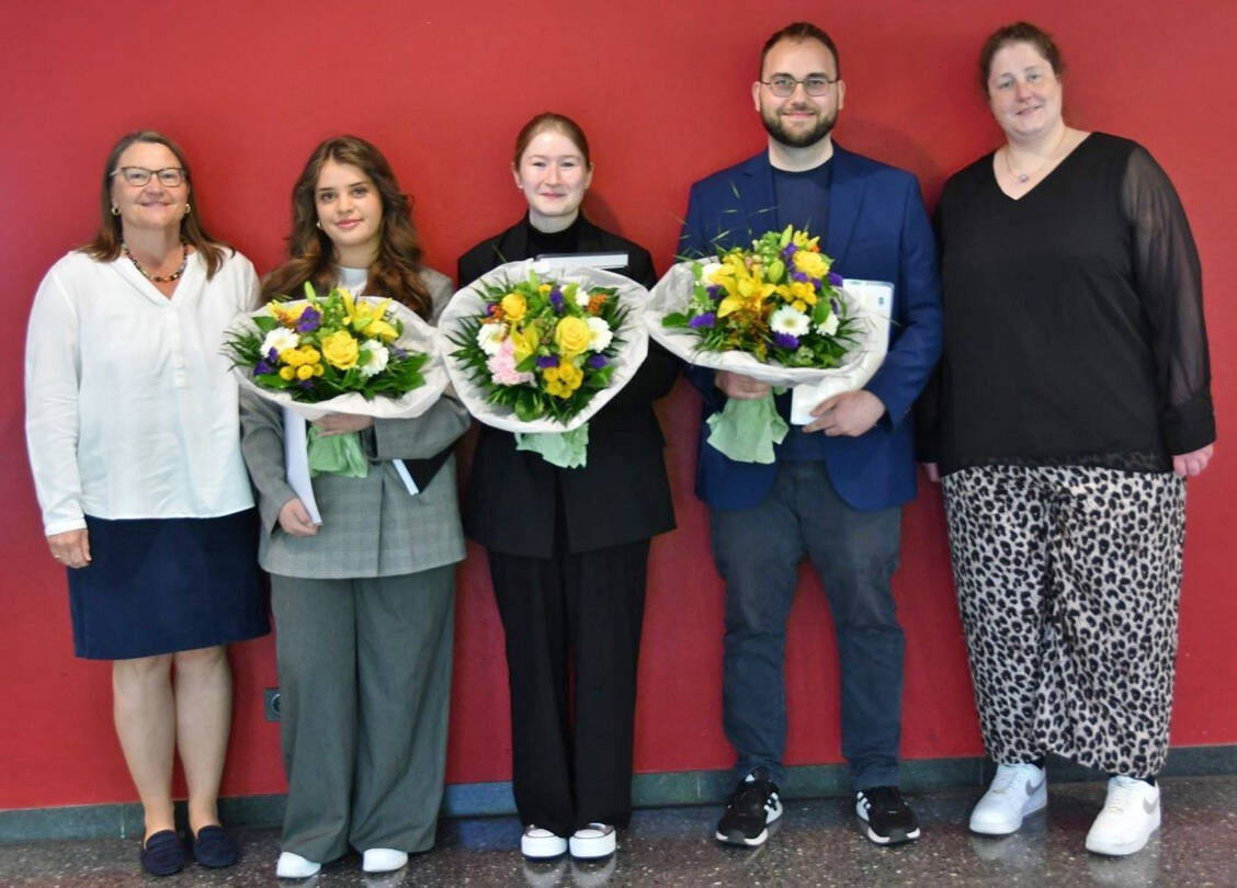 Freuten sich über die Preisverleihung (v.l.n.r.): Beate Olinga (Leiterin PTA-Lehranstalt Essen), Maila Lo Mele, Emma Bester, Lorenz Rösen, Karin Kötters (Leiterin PTA-Fachschule Niederrhein). / © PTA-Fachschule Niederrhein