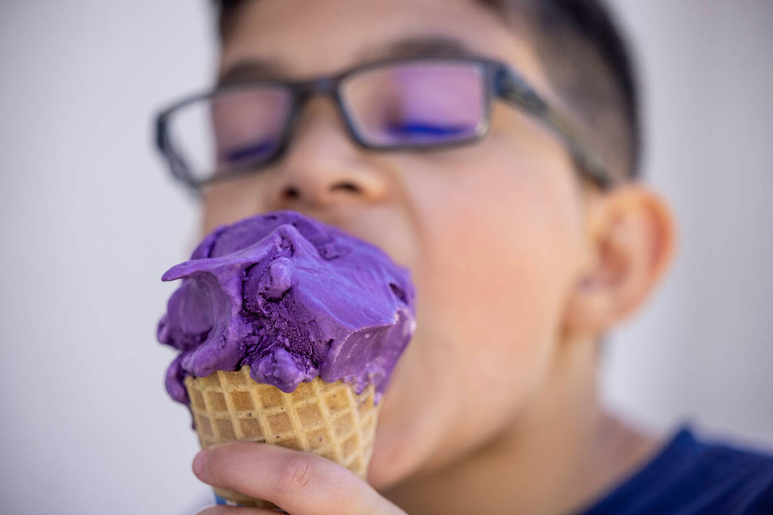 Ube vereint gleich mehrere angenehme Aromen und ist somit perfekt für Süßspeisen.  / © Getty Images/JasonDoiy
