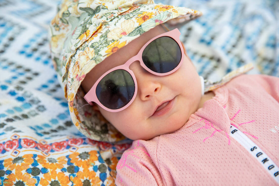 Babys brauchen auch bei hohen sommerlichen Temperaturen keine zusätzliche Flüssigkeit. Sie dürfen aber gerne häufiger gestillt werden. / © Getty Images/MB Photography