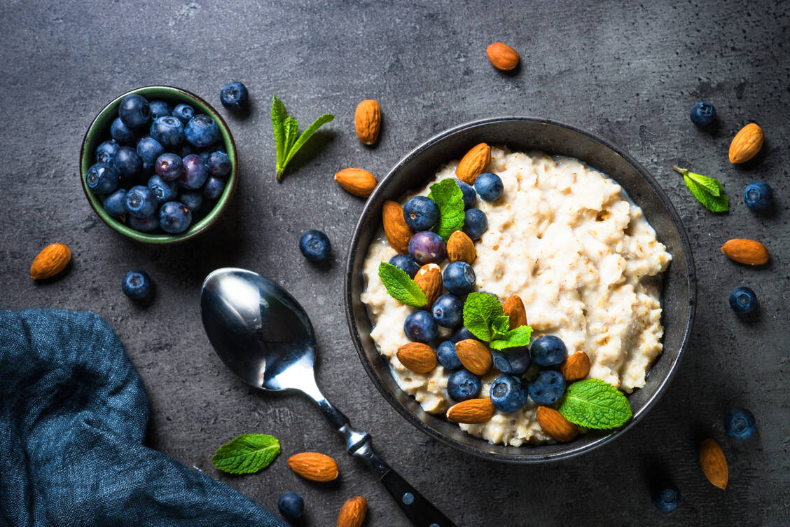 Vollkorn, Früchte und Nüsse sind ein gesunder Start in den Tag. / © Adobe Stock/nadianb
