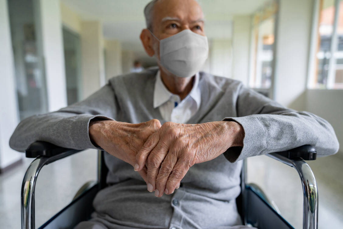 Alter war in der Studie der stärkste Risikofaktor für einen schweren Verlauf trotz Impfung. Ältere Menschen sollten sich deshalb boostern lassen und Maske tragen, um Infektionen zu vermeiden. / Foto: Getty Images/andresr