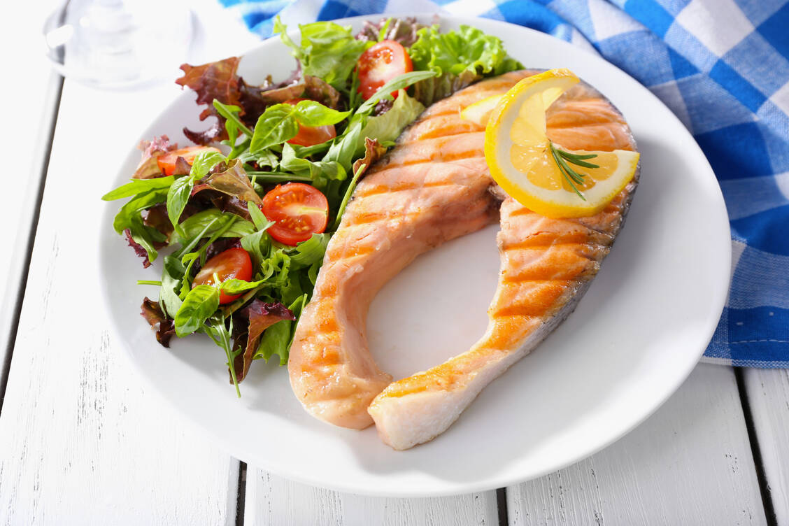 Regelmäßige Fischmahlzeiten können die Gesundheit der Nieren unterstützen. / Foto: Adobe Stock/Africa Studio