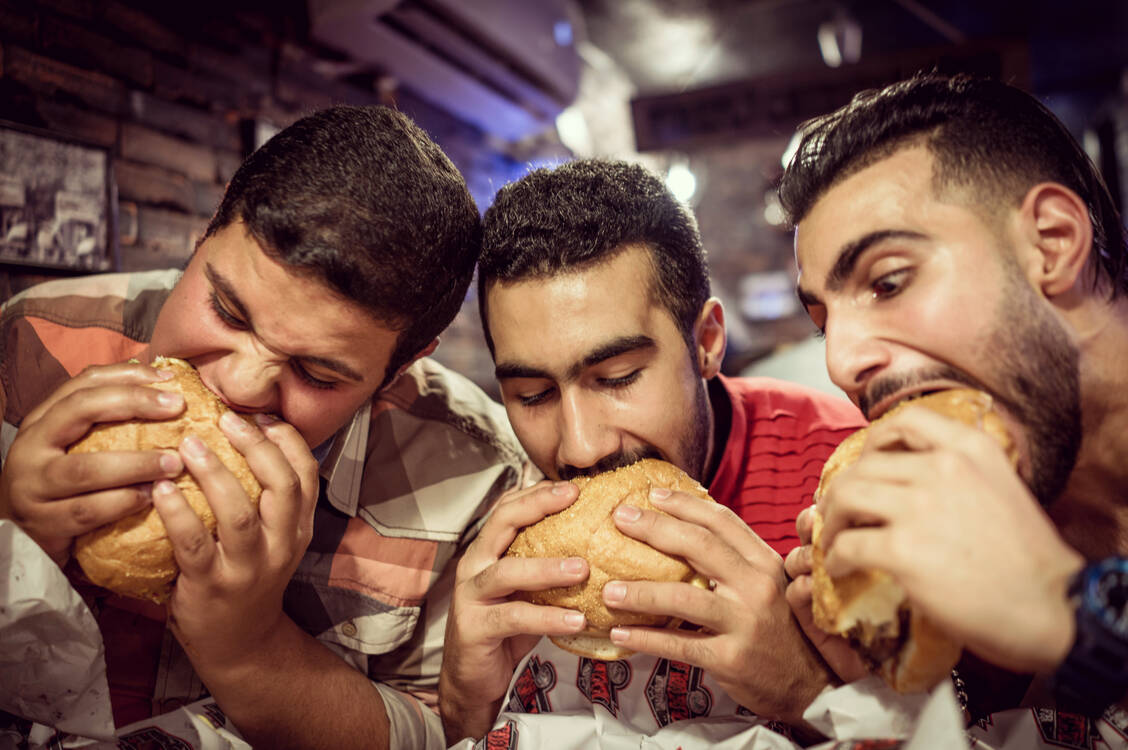 Bei einer ansonsten ausgewogenen Ernährung spricht nichts gegen die ein oder andere kleine »Sünde« ab und zu. Drastische Wechsel über mehrere Tage sollten  hingegen vermieden werden.  / Foto: Getty Images/Jasmin Merdan