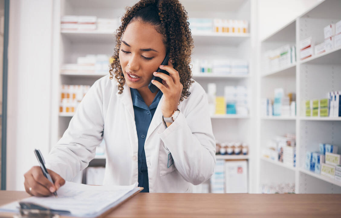 Nicht banal: Professionelles Telefonieren in der Apotheke erfordert etwas Übung.  / Foto: Getty Images/Jacob Wackerhausen