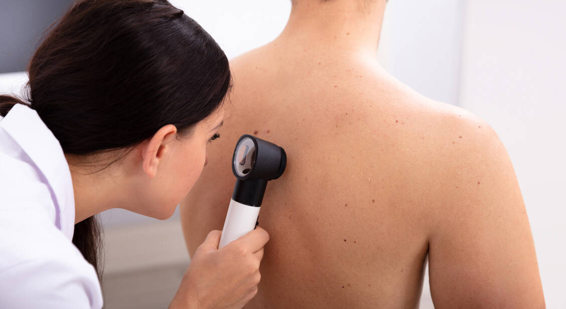 Menschen, die an ihrem Körper ungewöhnliche Hautveränderungen feststellen, müssen sobald als möglich einen Termin beim Dermatologen vereinbaren. / Foto: Adobe Stock/Andrey Popov