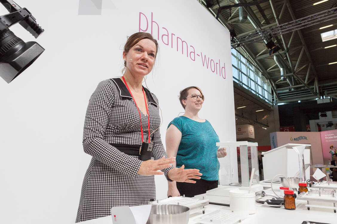 Dr. Sandra Barisch (links) und Dr. Julia Potschadel bei der Expopharm 2018 in Aktion: Auch in diesem Jahr werden sie beim Live-Cooking auf der Pharma-World-Bühne Kapseln herstellen. / Foto: flickr/expopharm