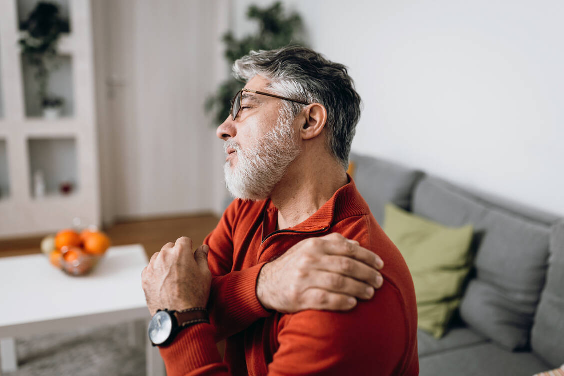 Schmerzen die Schultern, bedeutet das eine deutliche Einschränkung im Alltag. / © Getty Images/RealPeopleGroup