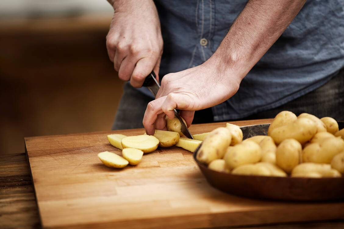 Kartoffeln besser nicht zu Pommes verarbeiten! Besser ist es, sie in nicht frittierter Form zu genießen, denn dann erhöhen sie nicht das Risiko für einen Typ-2-Diabetes. / © Getty Images/Westend61