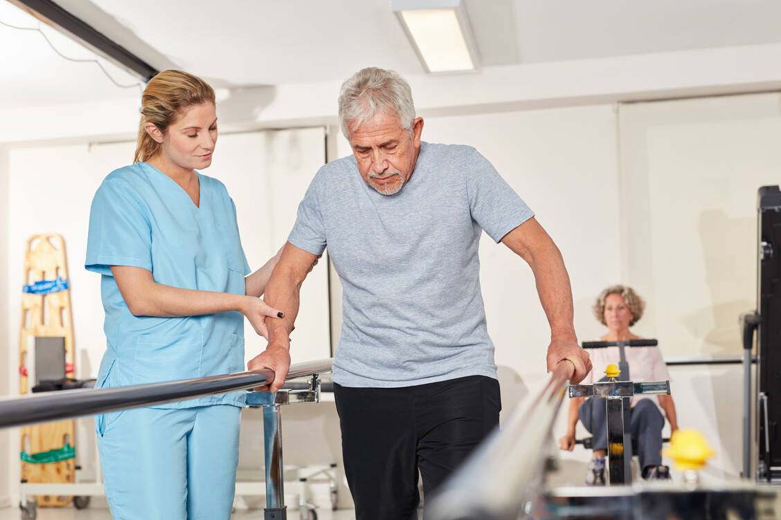 Nach einem Schlaganfall ist die Zeit in Klinik und Reha nur der Anfang. / © Adobe Stock/Robert Kneschke
