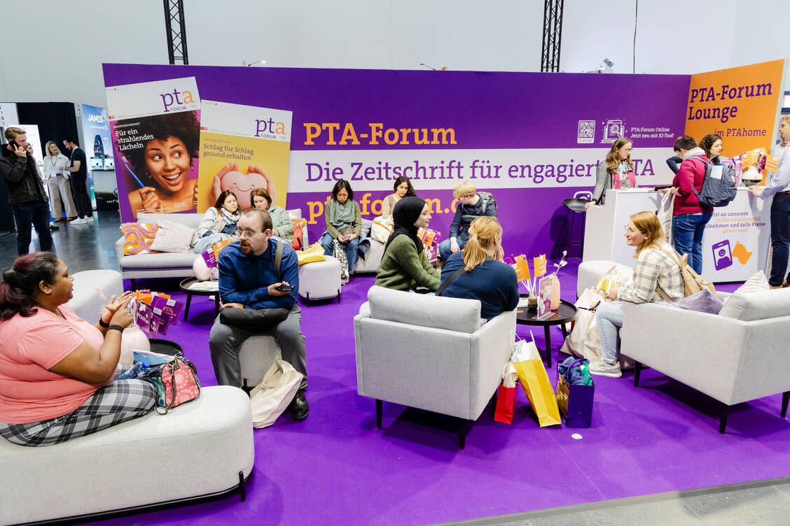 Das PTAhome bietet Gelegenheit, sich mit der PTA-Community aus ganz Deutschland auszutauschen. / © Avoxa/Expopharm