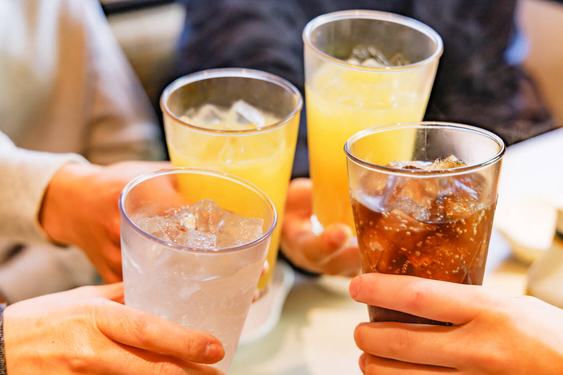 Zuckerhaltige Getränke wie Limo, Cola oder Energydrinks könnten das Risiko für Magenkrebs erhöhen. / © Getty Images/taka4332