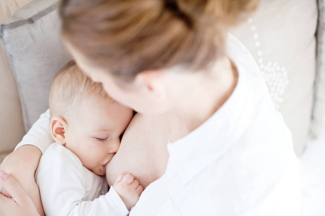 Gestillte Kinder zeigen höhere Konzentrationen an polychlorierten Biphenylen im Blut als nicht gestillte. Gesundheitliche Beeinträchtigungen dadurch sind allerdings nicht bekannt, Stillen ist  die beste Ernährung für Säuglinge. / Foto: Adobe Stock/jfk design