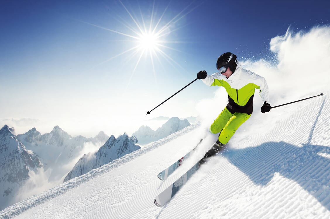 Die richtige Vorbereitung kann das Risiko beim Skifahren zu verunglücken verringern. / Foto: Fotolia/dell