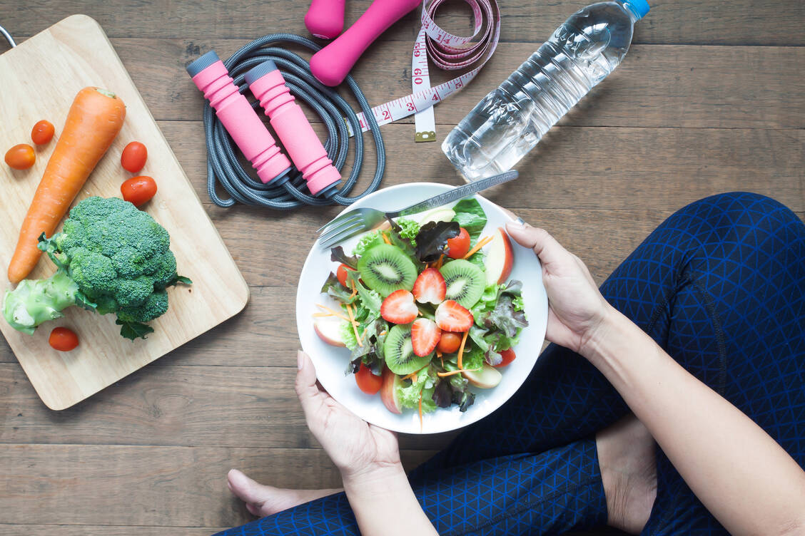 Trotz gesunder Ernährung und viel Bewegung: Bei vielen Hashimoto-Patienten will es mit der Gewichtsabnahme nicht so recht klappen. / Foto: Getty Images/Supreeya Chantalao/EyeEm