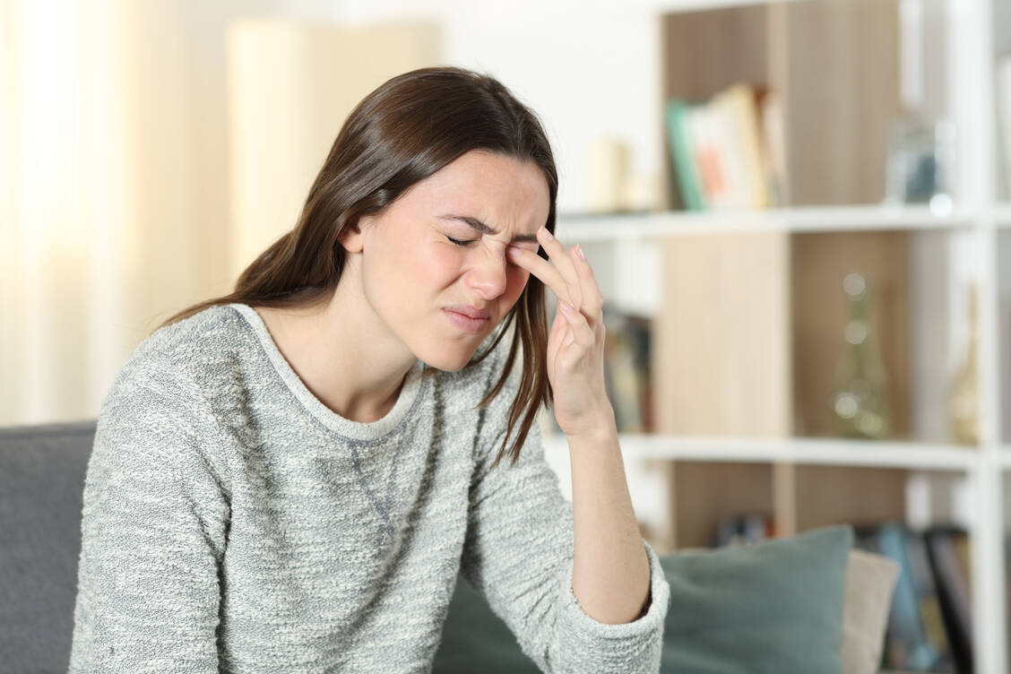 Einzelne Symptome wie Jucken oder Rötung allein lassen bei einer Bindehautentzündung meist nicht auf den Erreger schließen. / Foto: Adobe Stock/Antonioguillem
