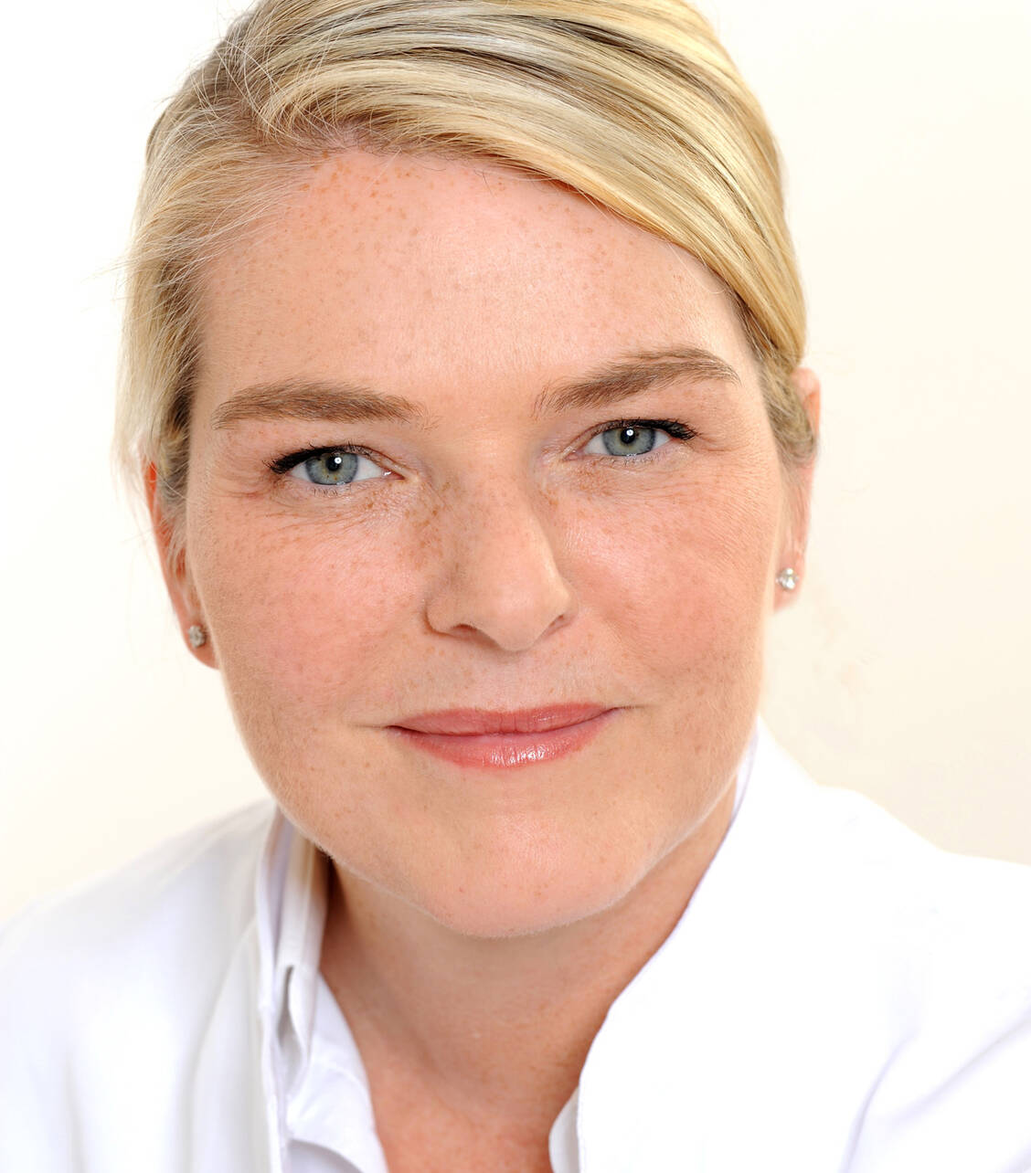 Die Dermatologin Dr. Daniela Wiebels berichtete im Gespräch mit PTA-Forum was beim sogenannten Schönheitsschlaf passiert. / Foto: Privat