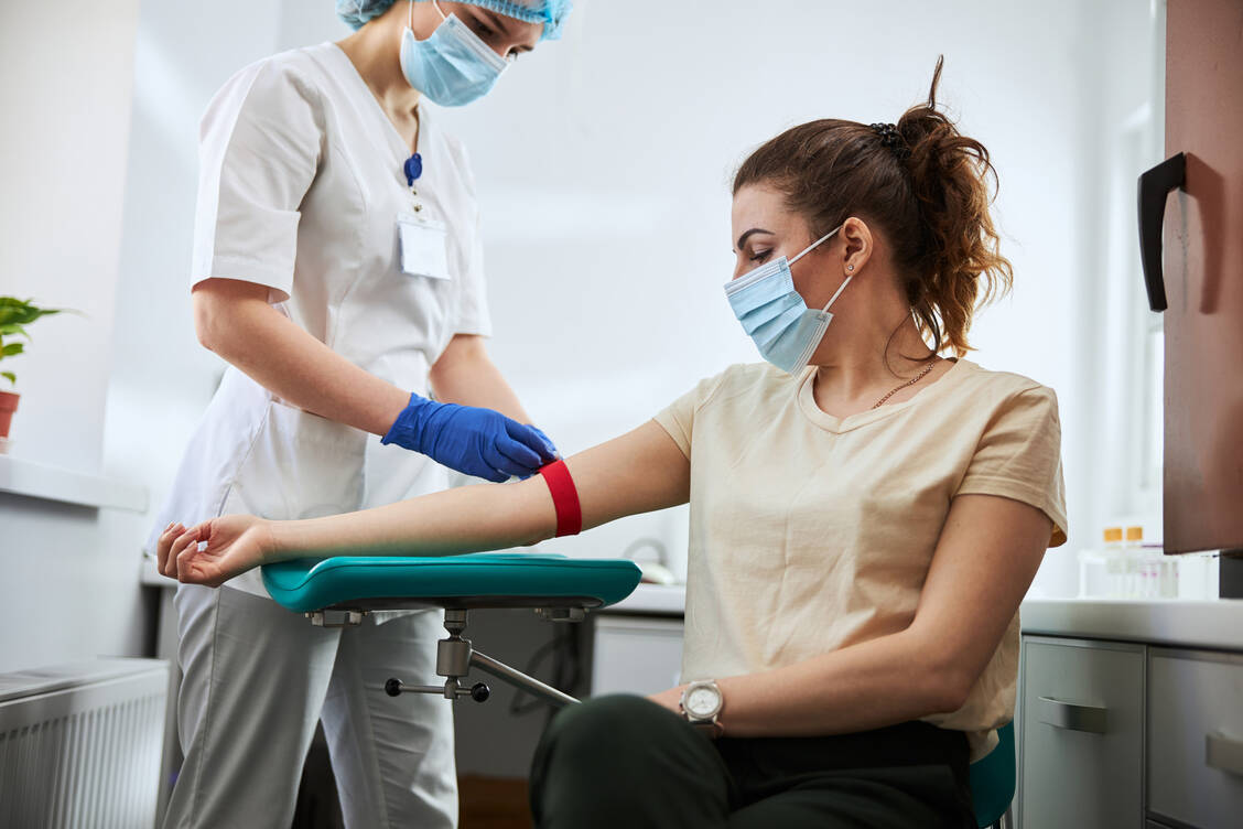 Blutabnahme für die Impftiter-Bestimmung: Die Menge der Antikörper im Blut zu bestimmen, ist nur in speziellen Situationen ratsam. / Foto: Getty Images/Svitlana Hulko