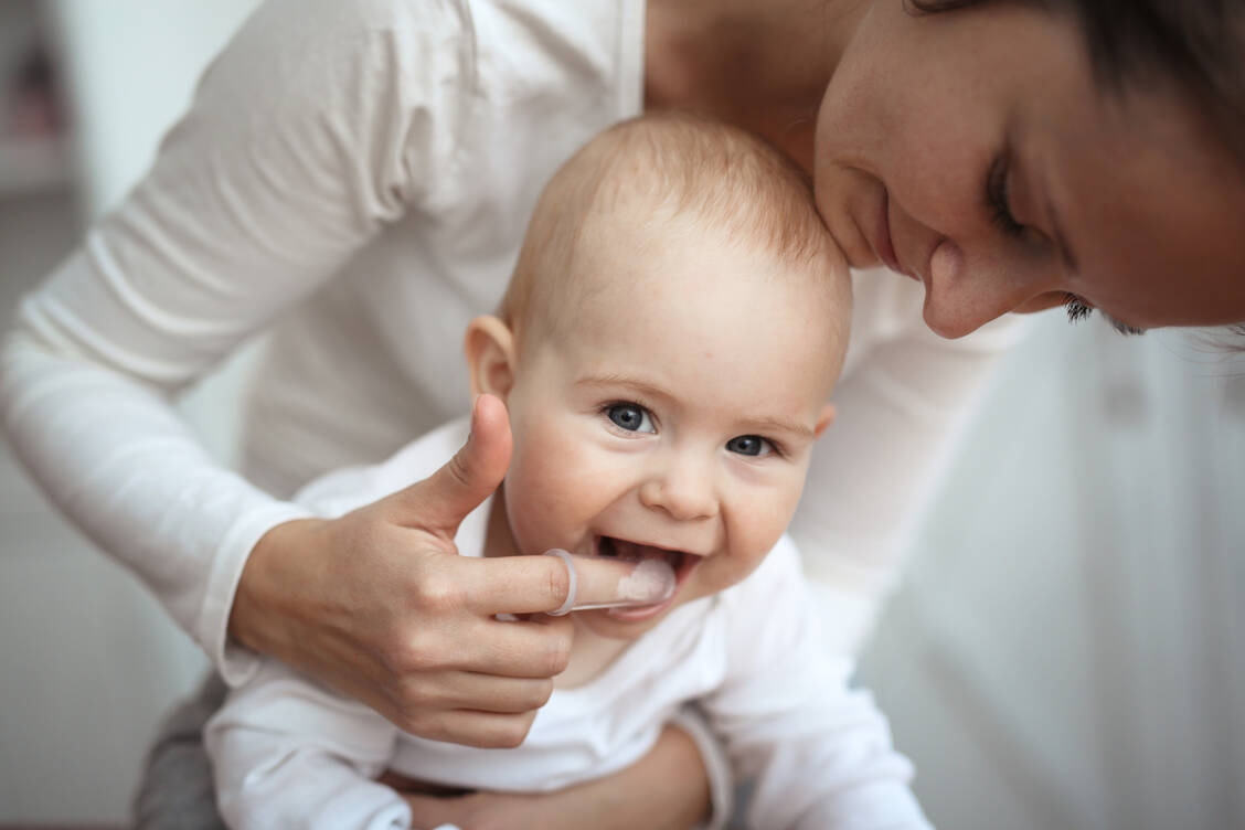 Gerade für die ersten Beißerchen ist Fluorid wichtig. / Foto: Adobe Stock/natalialeb