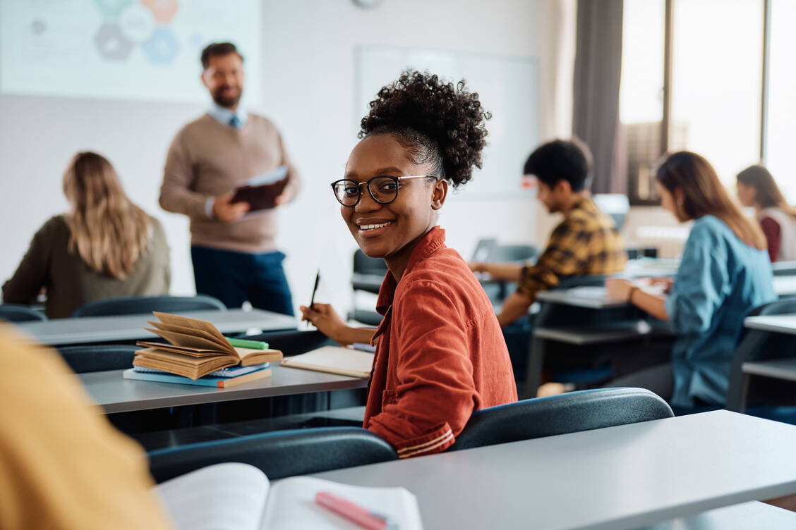 Bei Tarifbindung haben PTA einen Anspruch auf bezahlte Freistellung für fachlich-wissenschaftliche Fortbildungen – je nach Kammerbezirk für fünf bis sechs Werktage innerhalb von zwei Jahren. / © Adobe Stock/Drazen