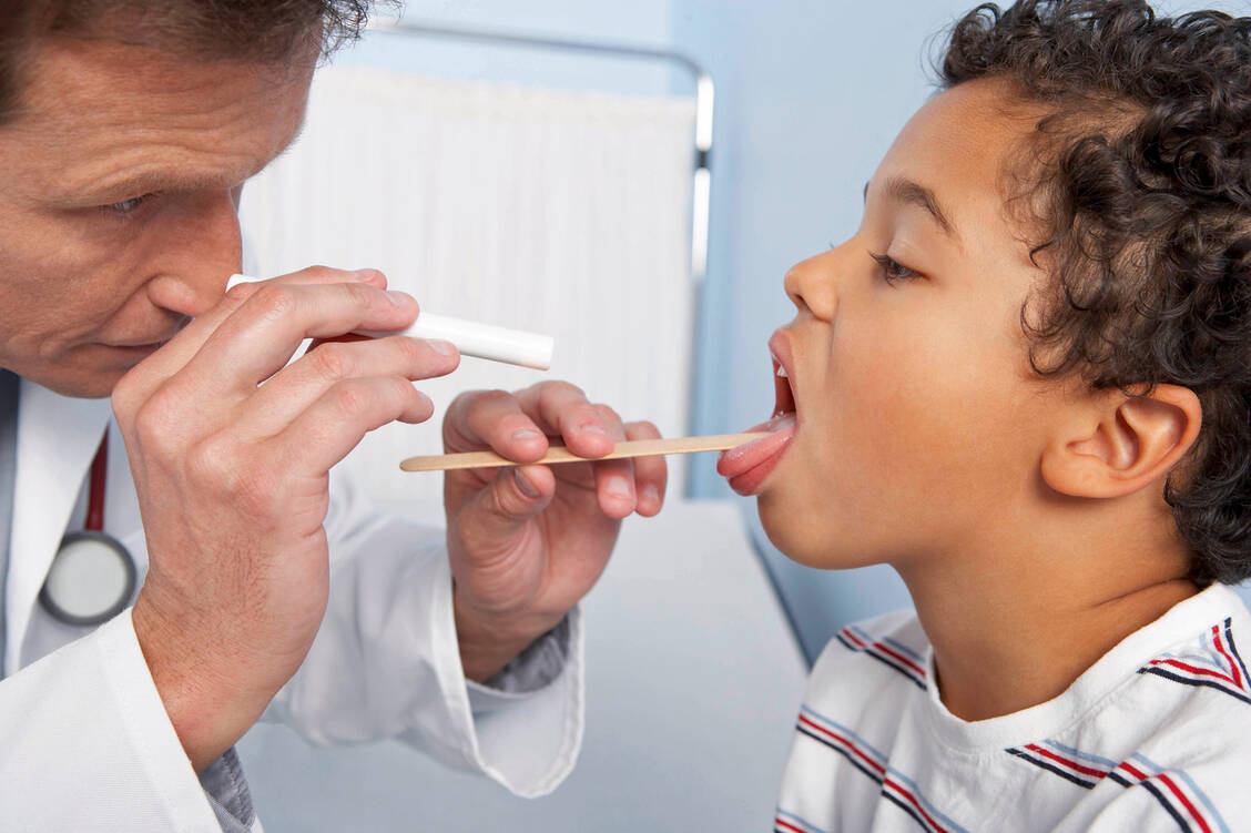 Sag mal Aaaa: Bei heftigen Halsschmerzen gilt es beim Kinderarzt auszuschließen, dass die Mandel- und Rachenentzündung bakteriell bedingt ist.  / Foto: imago/Science Photo Library