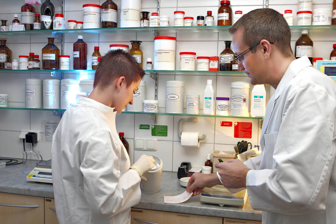 Manchmal ergeben sich Schwierigkeiten bei der Arzneimittelherstellung erst auf den zweiten Blick.  / © Adobe Stock/Glamourpixel