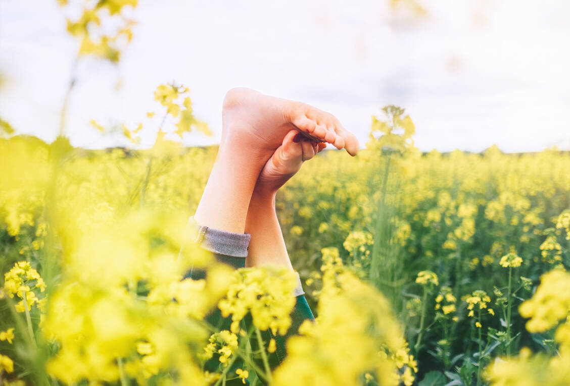 Zeigt her eure Füße: In Vorbereitung auf den Sommer beginnen viele Menschen, ihre Füße wieder intensiver zu pflegen. Manch einer entdeckt dann eine unschöne Warze.  / Foto: Adobe Stock/Soloviova Liudmyla