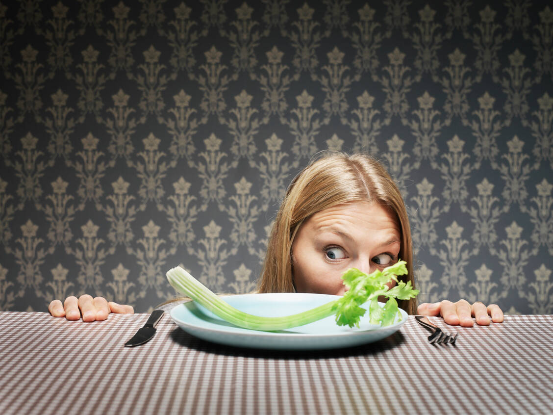 Wer einen zuverlässigen Ernährungsratschlag sucht, kann sich auf der Website der Deutschen Gesellschaft für Ernährung (DGE) informieren. / Foto: Getty Images/Henrik Sorensen