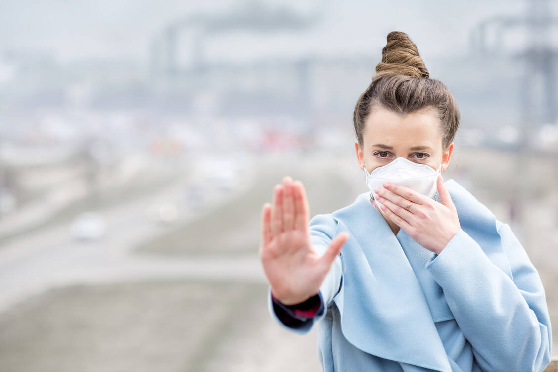 Verschmutzte Luft erhöht das kardiovaskuläre Risiko, selbst wenn die Werte für Feinstaub, Stockoxid und Co. unter den festgelegten Grenzen liegt. / Foto: Adobe Stock/rh2010