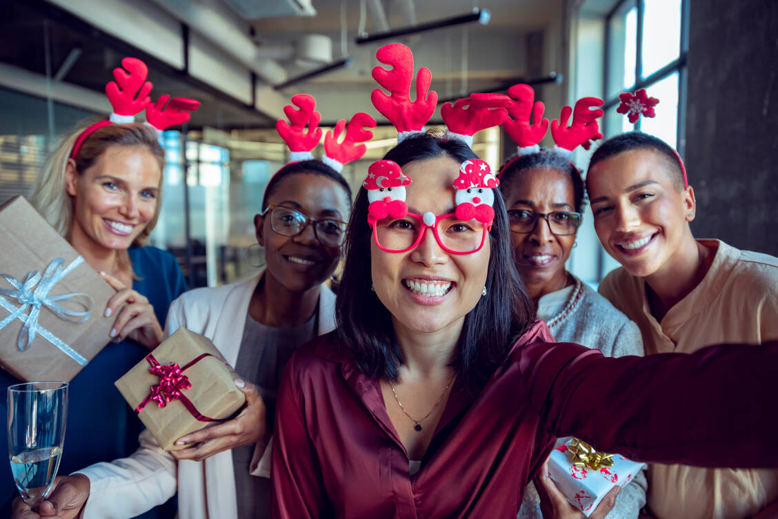 Die jährliche Weihnachtsfeier ist laut einem Führungskräfte-Coach das Minimum an Teambuilding-Maßnahmen. / Foto: Getty Images/Marko Geber