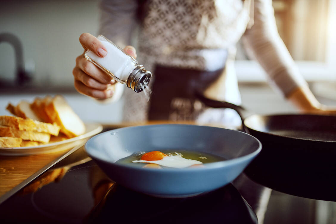 Auch bei gesundem Blutdruck ist es ratsam, Salz eher sparsam einzusetzen. / Foto: Adobe Stock/dusanpetkovic1