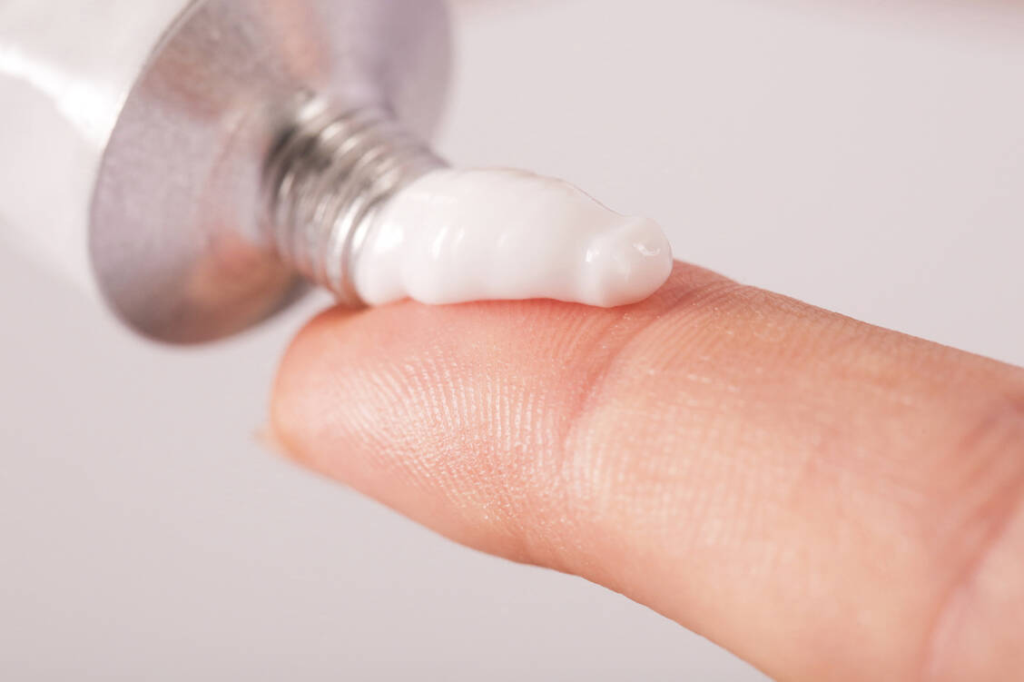 Tretinoinhaltige Cremes werden in der Regel mit Butylhydroxytoluol stabilisiert. / Foto: Adobe Stock/triocean