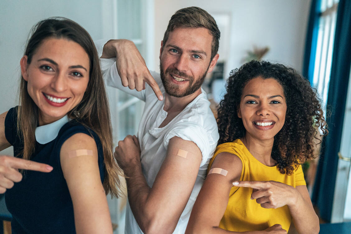 Wer nicht an einem Impfstoff zweifelt, hat der Untersuchung zufolge nicht nur weniger Nebenwirkungen, sondern auch eine bessere Immunreaktion. Hierbei spielte das Bewusstsein eine Rolle, dass bestimmte Nebenwirkungen ein Anzeichen für die Wirkung des Impfstoffs sind. / Foto: Getty Images/filadendron