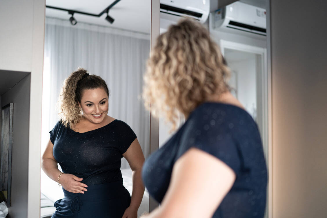 Bisher gilt: Wer einen Prädiabetes hat und abnimmt, kann einem Typ-2-Diabetes vorbeugen. Eine Studie zeigte nun, dass sich die Stoffwechsellage bei manchen Patienten auch ohne Gewichtsverlust wieder normalisieren kann. Entscheidend ist laut Forschenden eine Fettverteilung mit wenig viszeralem Bauchfett. / © Getty Images/FG Trade