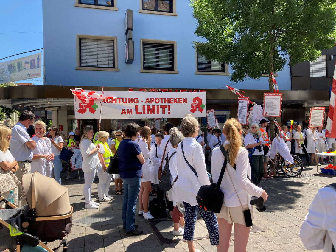 Ein anderes Jahr, aber ähnliche Botschaften: Wie hier im Sommer 2023 in Singen werden die Apothekenteams auch heute wieder für eine Honoraranpassung und eine zukunftssichere Arzneimittelversorgung protestieren. / © PZ/Ev Tebroke